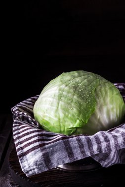  Lahana koyu ahşap arka plan üzerinde. 