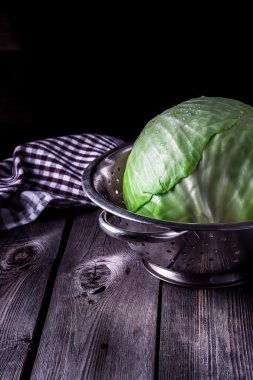  Lahana koyu ahşap arka plan üzerinde. 