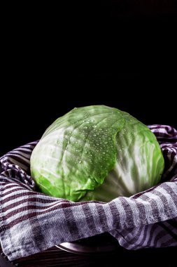  Lahana koyu ahşap arka plan üzerinde.  