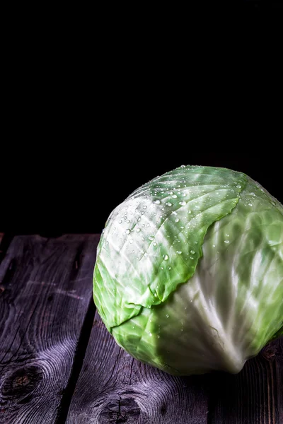  Lahana koyu ahşap arka plan üzerinde. 