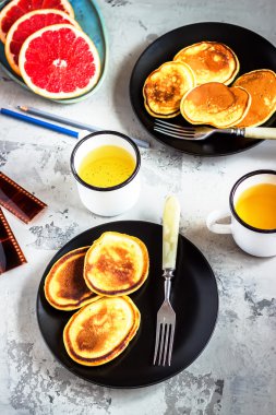 Börek siyah plakalar ve iki bardak çay.
