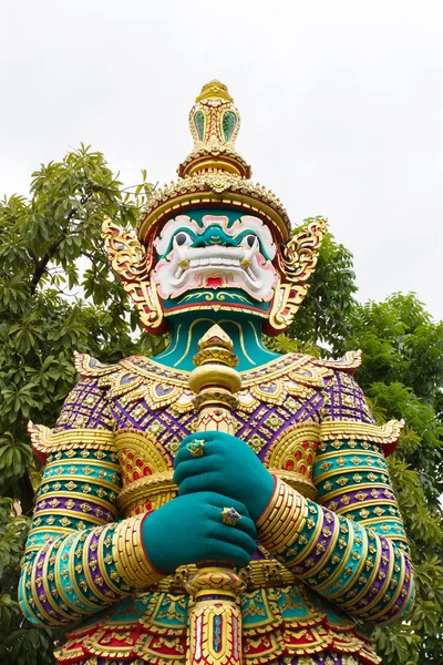 Figura guardiano demone, terrificante, nel tempio thailandese — Foto Stock