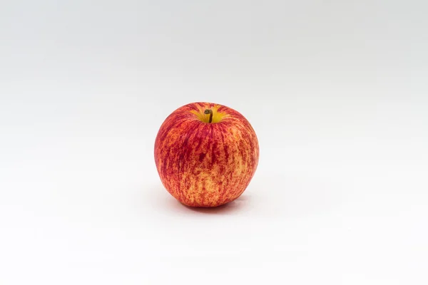 Färskt rött äpple på en vit bakgrund — Stockfoto