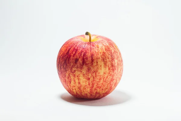 Świeże czerwone jabłko na białym tle — Zdjęcie stockowe