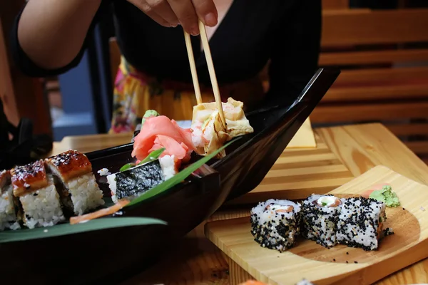 Sushi restoranda akşam yemeği