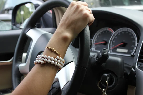 Bayan sürüş araba