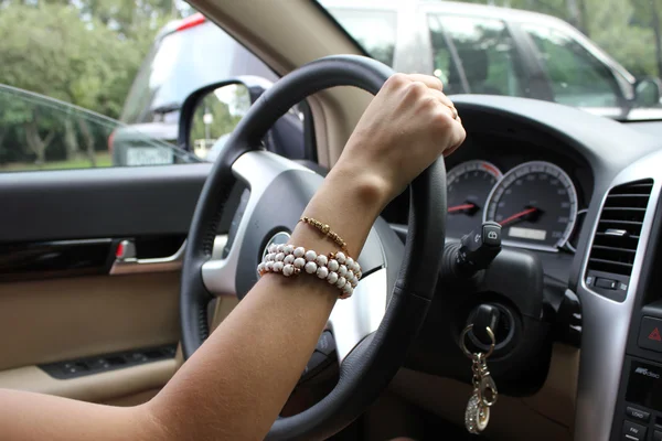 Bayan sürüş araba