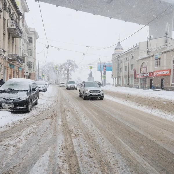 Vladivostok 21 novembre Cavi elettrici ricoperti di ghiaccio dopo il fenomeno delle piogge ghiacciate — Foto Stock