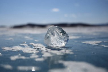 Dağların tepesinde kış manzarası ve mavi gökyüzü