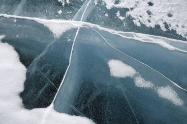 Dağların tepesinde kış manzarası ve mavi gökyüzü