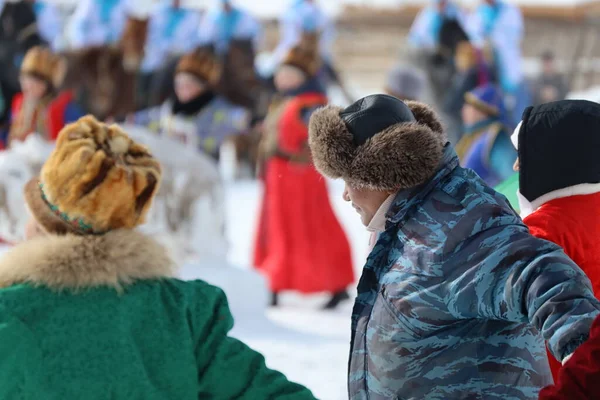 Cumhuriyet Altay halkı geleneksel olarak 24-2020 Şubat tarihlerinde yeni yılı kutluyor. Ren geyiği çobanları arka planda, Rusya sınırındaki dağlarda kamp kuruyor. — Stok fotoğraf