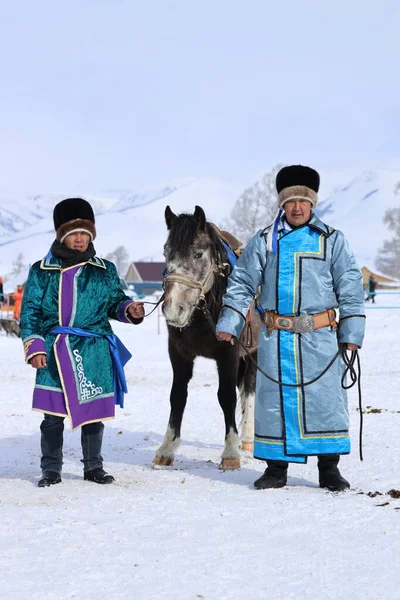 Republika Altay ludzie celibrate Nowy Rok FEB 24-2020 w tradycyjnie, reniferów pasterzy obozu na tle, w pobliżu granicy Rosji w górach — Zdjęcie stockowe