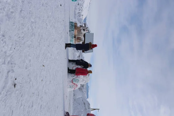 Repubblica Altay persone celibrate nuovo anno FEB 24-2020 in tradizionalmente, allevatori di renne campo sullo sfondo, vicino al confine con la Russia in montagna — Foto Stock