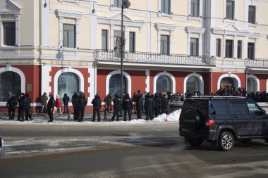 Rusya Vladivostok JAN-31-2021, polis, halk, siyasi yürüyüş caddesi siyasi kitle toplantısını protesto etti