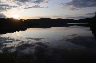 Rusya 'da ağaçlar ve dağ gölü olan Kama Nehri Vadisi Ural bölgesi