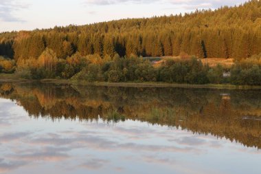 Rusya 'da ağaçlar ve dağ gölü olan Kama Nehri Vadisi Ural bölgesi