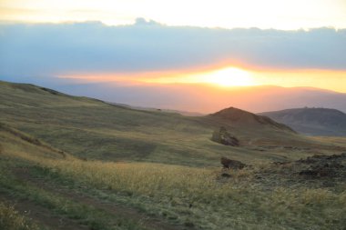 Rusya 'daki Buryatia Cumhuriyeti' nde Ulan-Ude civarındaki Selenga nehri dağ tarihi yerini bulutlandırıyor