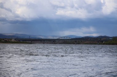 Rusya 'daki Buryatia Cumhuriyeti' nde Ulan-Ude civarındaki Selenga nehri dağ tarihi yerini bulutlandırıyor