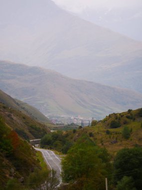 Kuzey Osetya ve doğanın güzel yerleri Dağ ve gökyüzü