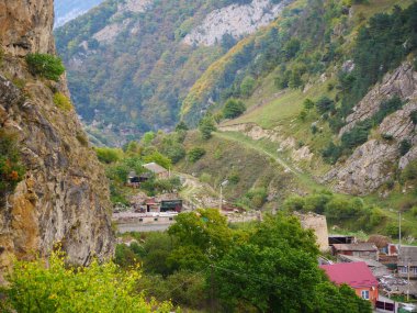 Kuzey Osetya 'daki dağların bulutlu manzarası, Kuzey Kafkasya, Rusya