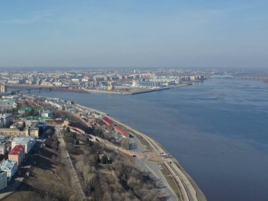 Köprü nehrinin yakınında yaz havalimanı.