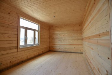 Ahşap zemini olan bir oda.