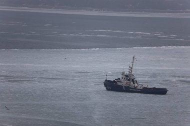 Buzkıran gemisi buzulların arasındaki bölmeyi kırmaya ve terk etmeye çalışıyor.