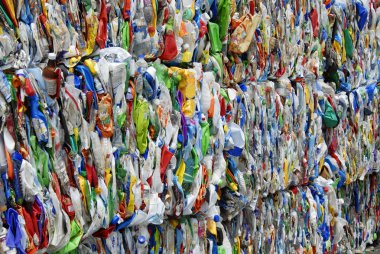 Renkli plastik şişe geri dönüşüm