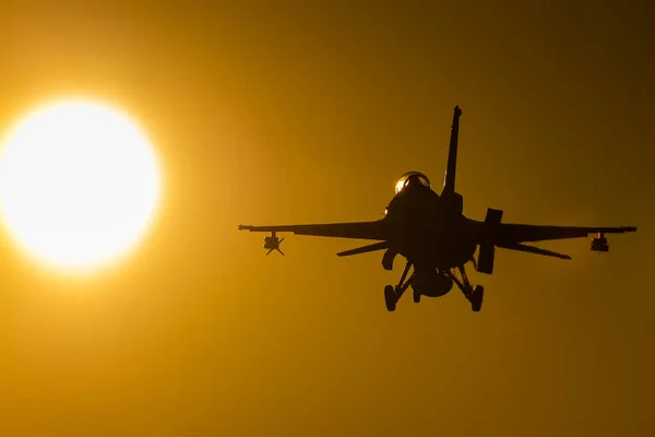 Avião Combate Está Pronto Para Aterrar Durante Pôr Sol — Fotografia de Stock
