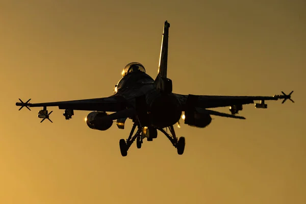 Avião Combate Está Pronto Para Aterrar Durante Pôr Sol — Fotografia de Stock