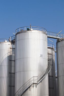 Uzun boylu metal depolama tankları