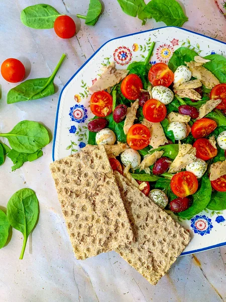 Salade Fraîche Colorée Thon Épinards Fromage Mozzarella Vitamines Minéraux Concept — Photo