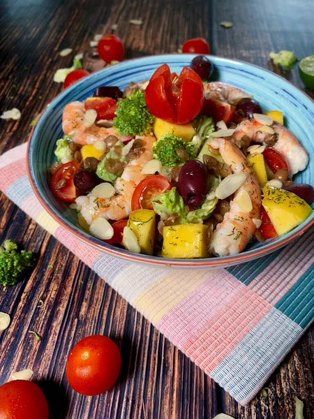 Salade Fraîche Crevettes Cuites Vapeur Chou Avocat Épinards Tomates Cerises — Photo