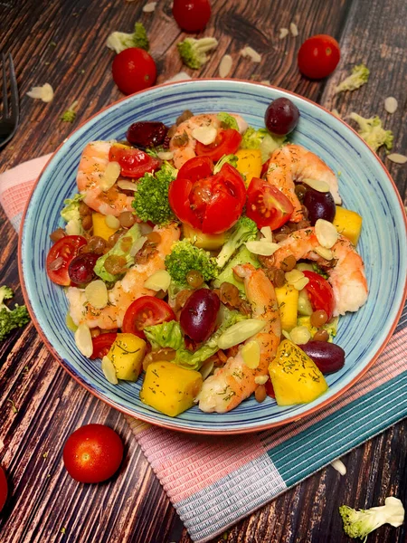 Salade Fraîche Crevettes Cuites Vapeur Chou Avocat Épinards Tomates Cerises — Photo