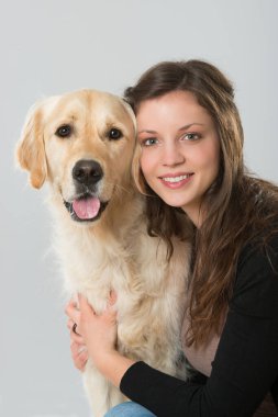 Köpekli genç kadın.