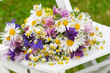 Bahçedeki yabani çiçek buketi