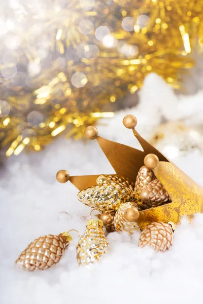 圣诞装饰与黄金松果 免版税图库图片