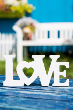 Bahçe masasında aşk sembolü