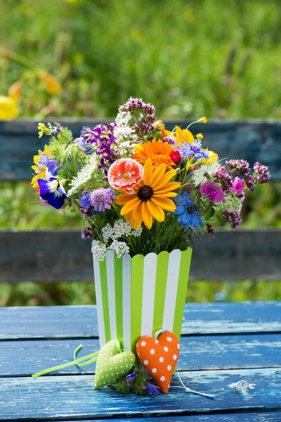 Coloridas Flores Silvestres Verano Una Mesa Jardín — Foto de Stock