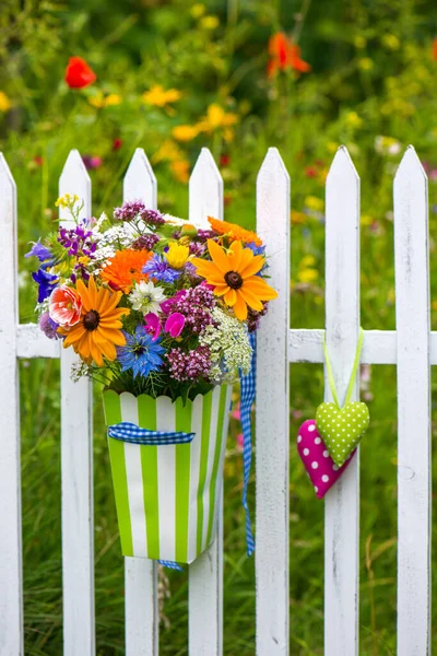 庭のフェンスの上にカラフルな野生の夏の花 — ストック写真