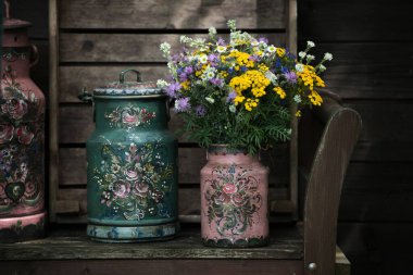 Ahşap arka planda eski süt kutuları