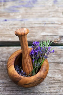 Ahşap arka planda lavantalı havan.