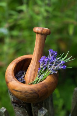 Ahşap arka planda lavantalı havan.