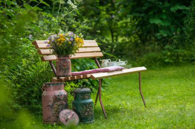 Bahçede kahve molası. 