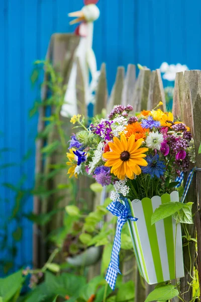 庭のフェンスの上にカラフルな野生の夏の花 — ストック写真