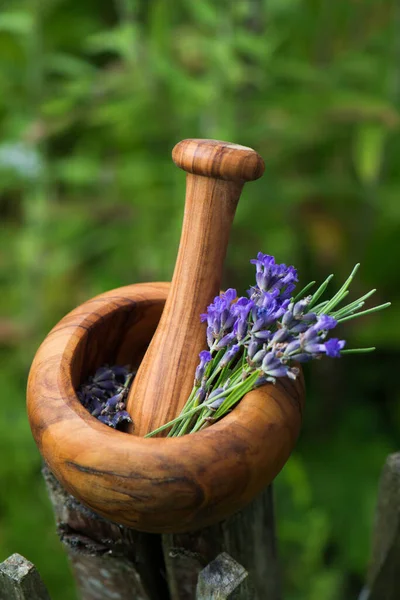 Ahşap arka planda lavantalı havan.