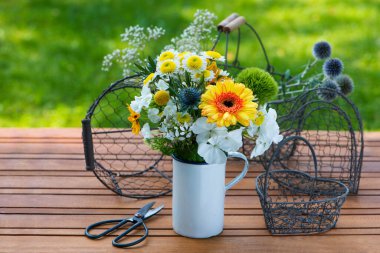 Bahçe masasındaki küçük çiçek buketi