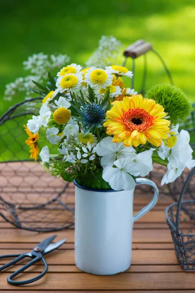 Μικρό Μπουκέτο Λουλουδιών Ένα Τραπέζι Κήπου — Φωτογραφία Αρχείου