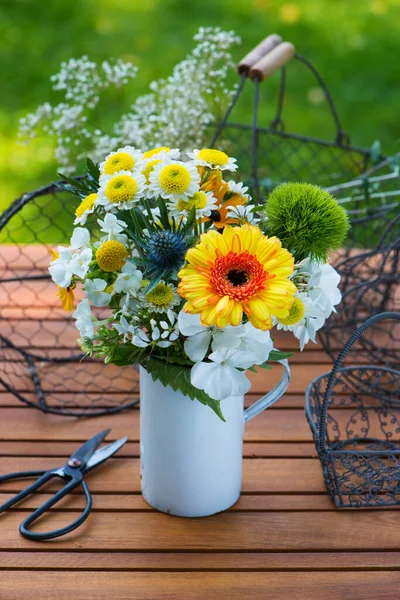 Pequeño Ramo Flores Una Mesa Jardín — Foto de Stock