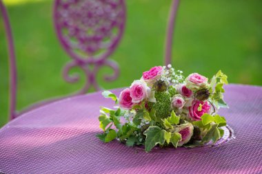 Bahçe masasında çiçek buketi